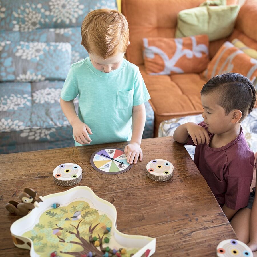 Nekaunīgās, Uzmācīgās Vāveres - galda spēle - The Sneaky, Snacky, Squirrel™ Colour Matching Game | kods EI-3405 | bērniem 3-7g.